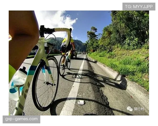 仲满训练场叼着烟，和场上那个完美形象怎么回事？