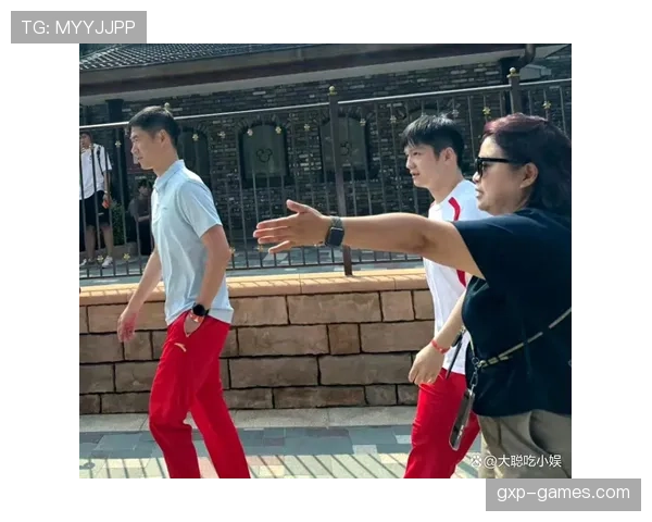 樊振东训练完直接去吃路边摊，球拍还抵在电动车上